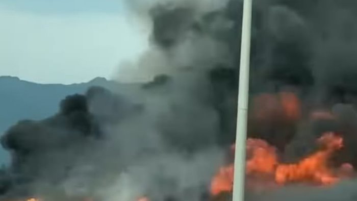 fiamme all interporto di nola spaventosa nube nera nell aria