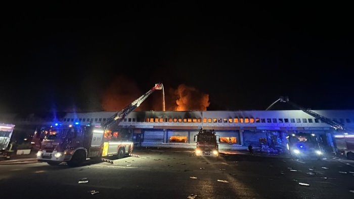 incendio all interporto di nola chiusura delle scuole di ogni ordine e grado
