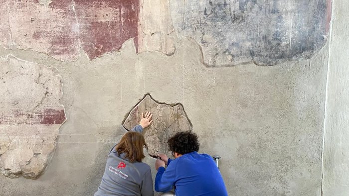 sfregiata da un turista dopo un anno riapre la casa dell erma di bronzo