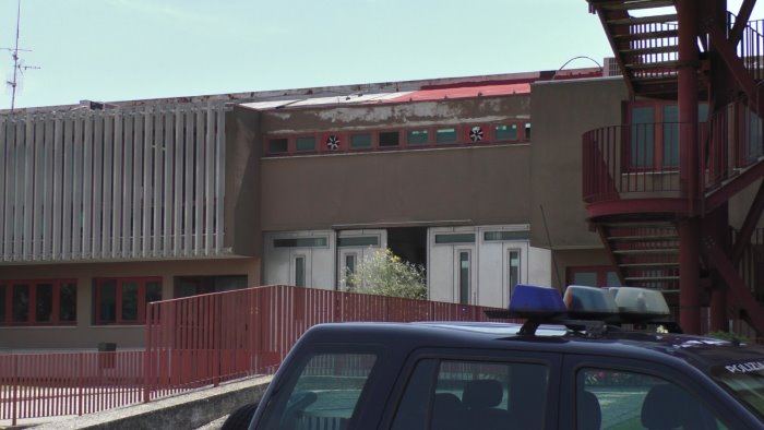 pistola e proiettili su armadio camera da letto un 32enne lascia il carcere