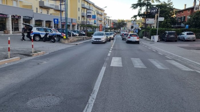 ariano camion si ferma mamma e figlio attraversano e un motociclo li travolge