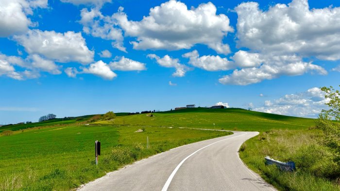 irpinia in bici zungoli e villanova del battista paesaggio incantevole