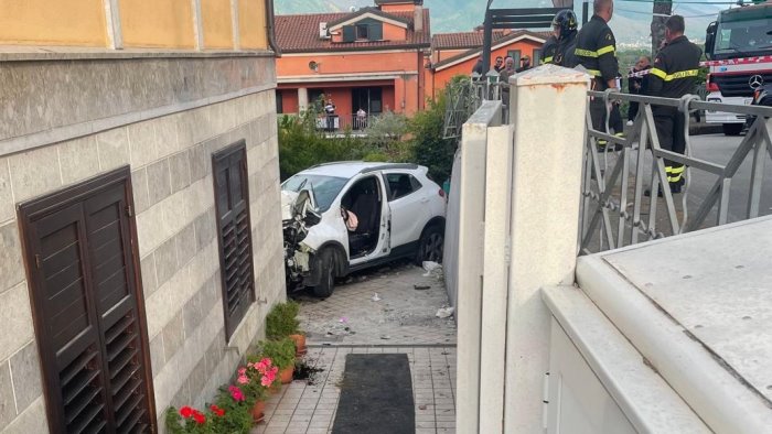 aiello 25enne finisce con l auto contro un abitazione e grave al moscati