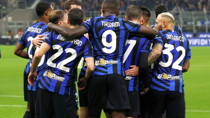 l inter risponde e resta a 3 dal napoli battuto il verona a san siro