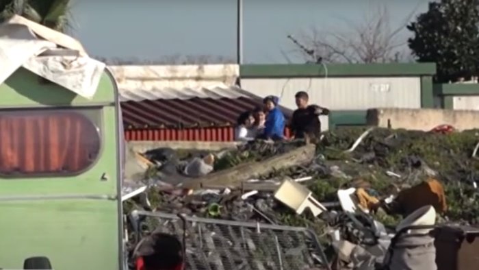 giugliano ex palazzo della camorra diventa casa per 6 famiglie rom