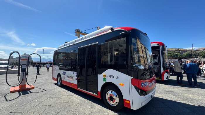 napoli punta alla mobilita sostenibile in arrivo 22 nuovi bus elettrici