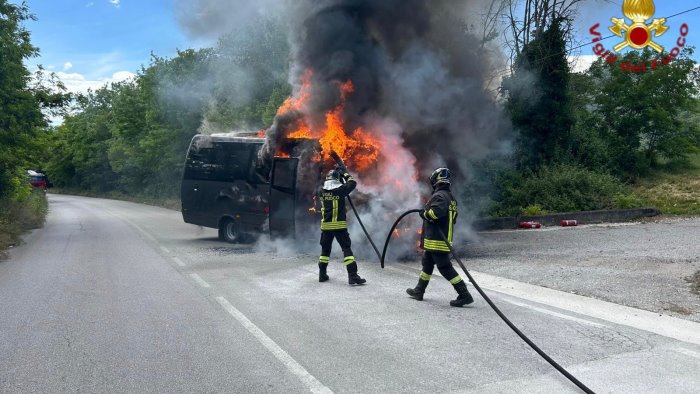 autobus in fiamme a melito irpino i vigili del fuoco evitano il peggio