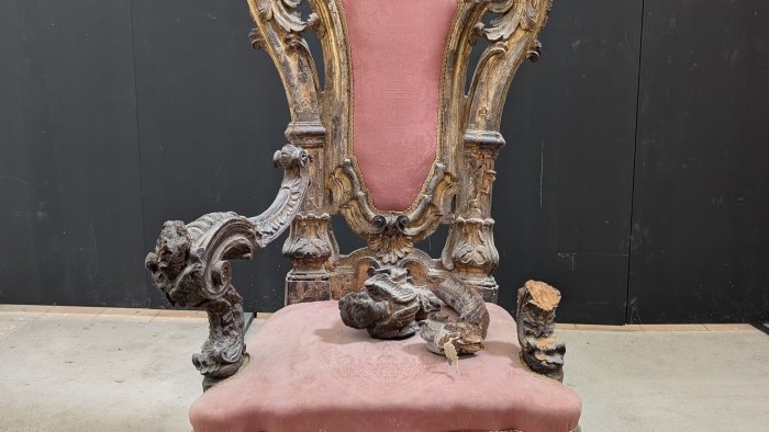 capri via al restauro del trono vescovile intarsiato del diciottesimo secolo