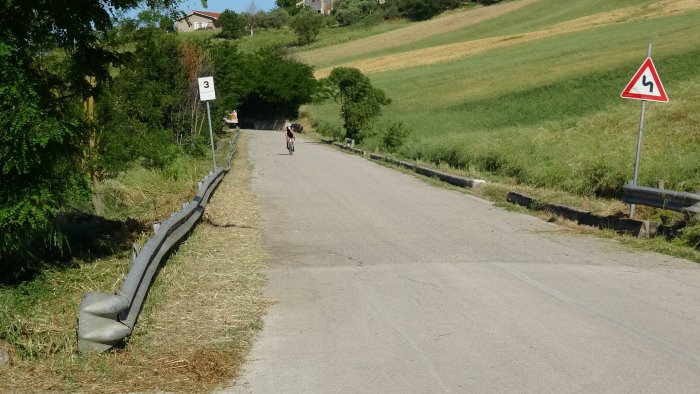 ariano e venne il giorno del taglio dell erba lungo la strada provinciale 236