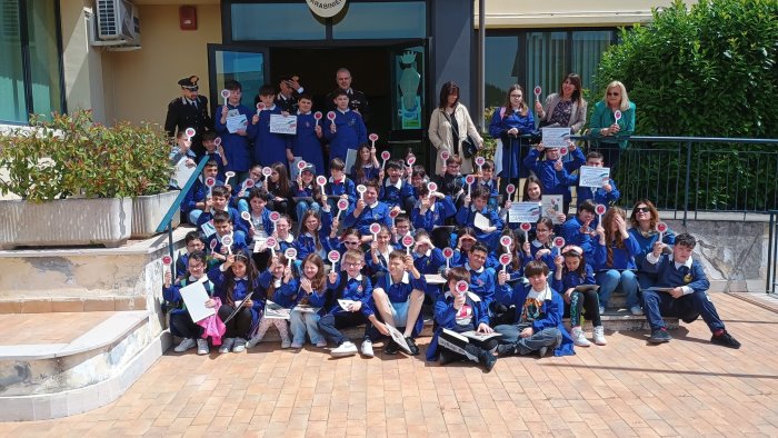 mirabella gli alunni della primaria di gesualdo carabinieri per un giorno