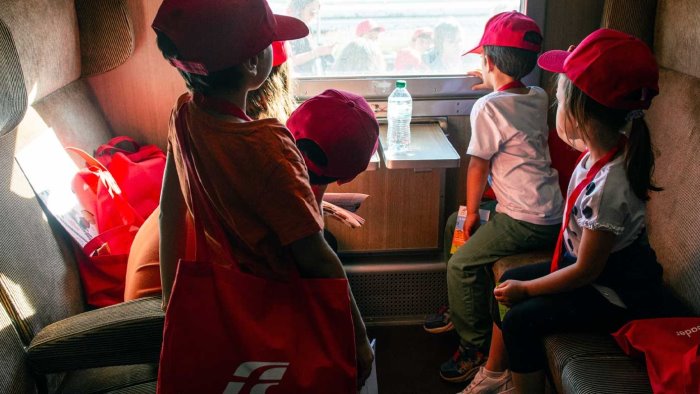 bambini delle case famiglia in viaggio verso il museo nazionale ferroviario