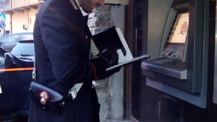 preleva contanti con bancomat smarrito identificato e denunciato