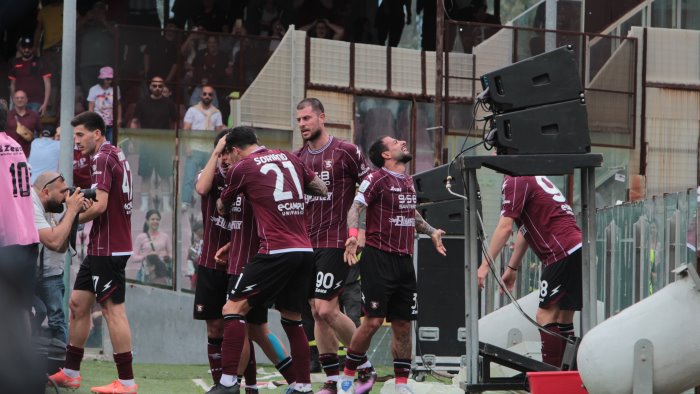 salernitana mantova 2 0 amatucci e simy riaprono la corsa salvezza