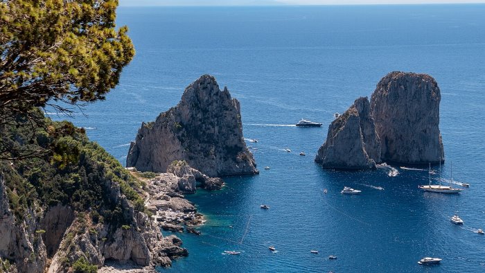inchino della nave da crociera ai faraglioni ora basta troppi rischi