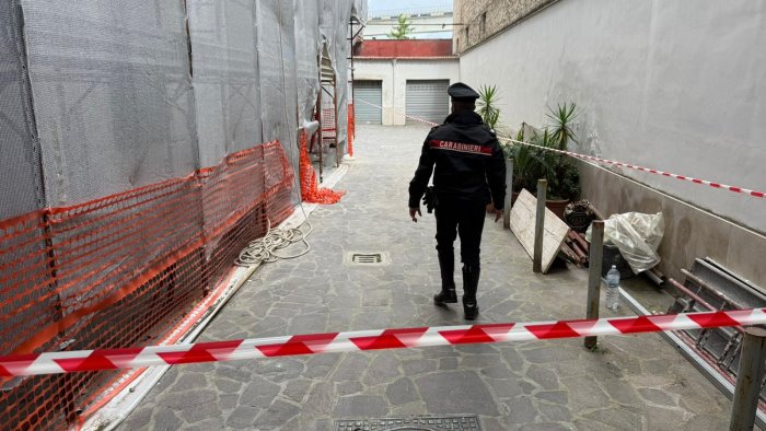 di lavoro si continua a morire operaio cade da impalcatura inutili i soccorsi