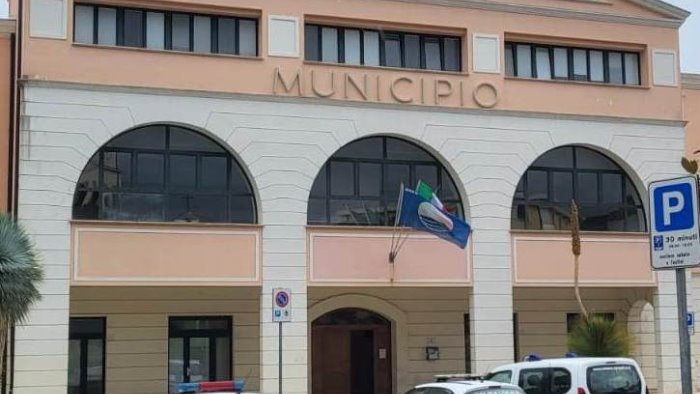 a bordo di un auto sequestrata e senza assicurazione nei guai tre rumeni