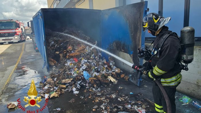 incendio al supermercato di pontecagnano in azione i vigili del fuoco