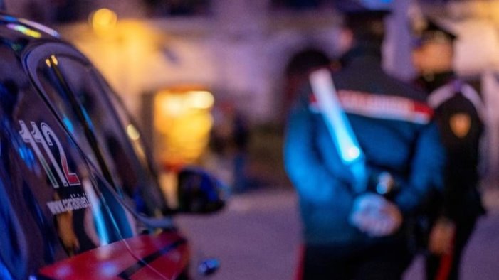 violenta rissa di notte sveglia il vicinato arrivano i militari due nei guai