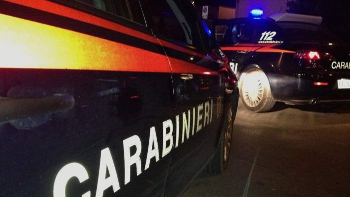 lancia sassi e oggetti contro le auto in transito tso per un 50enne