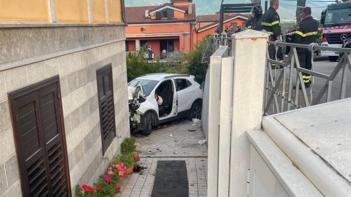 aiello auto contro l abitazione migliorano le condizioni di alberto