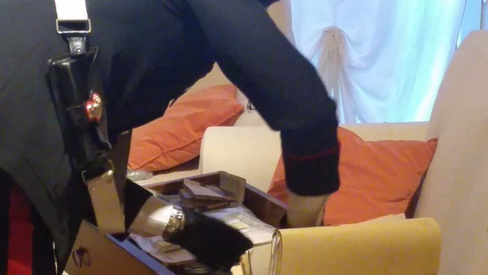 tenta di disfarsi della droga lanciandola nel cortile di casa 50enne denunciata