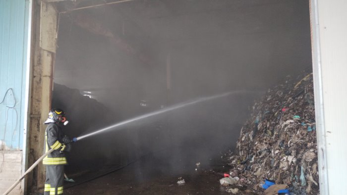 sassinoro-in-fiamme-i-rifiuti-nel-capannone-dell-impianto-di-compostaggio