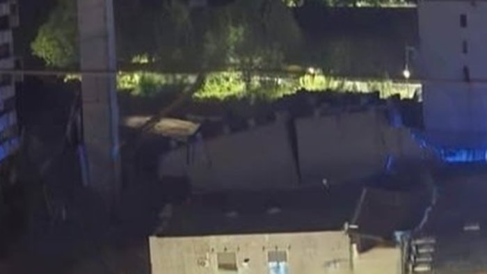 scampia-crollo-di-una-parte-della-vela-rossa-gia-in-abbattimento
