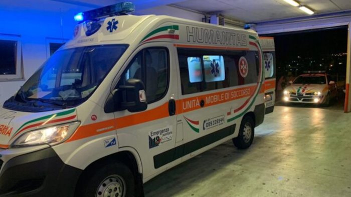 paura e violenza nella notte giovane accoltellato