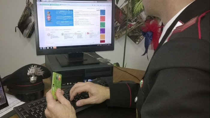 chiede un prestito a nome di un defunto 37enne denunciato