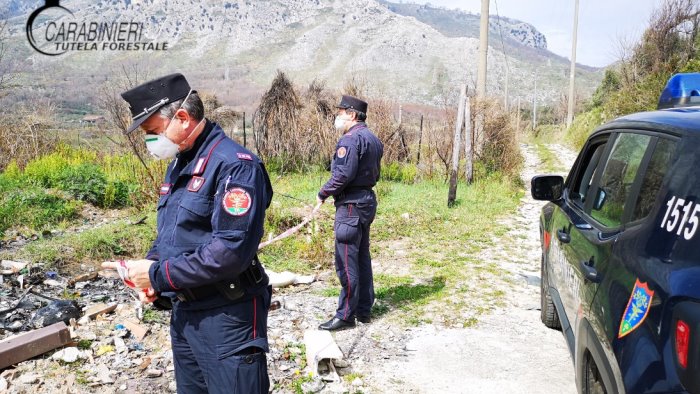rifiuti abbandonati in cinque beccati dalle telecamere