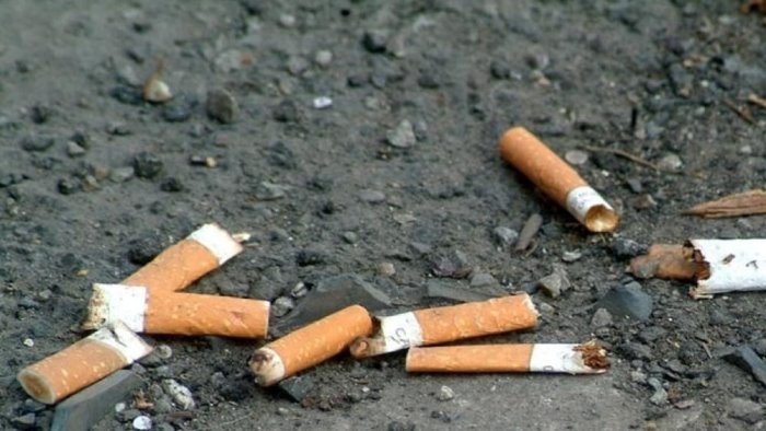 basta mozziconi di sigarette per terra scatta l ordinanza