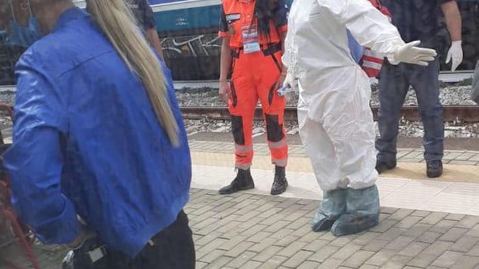 covid 19 treno bloccato a sapri per un caso sospetto