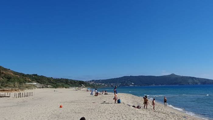 eboli apre la spiaggia libera spazio per 1500 bagnanti