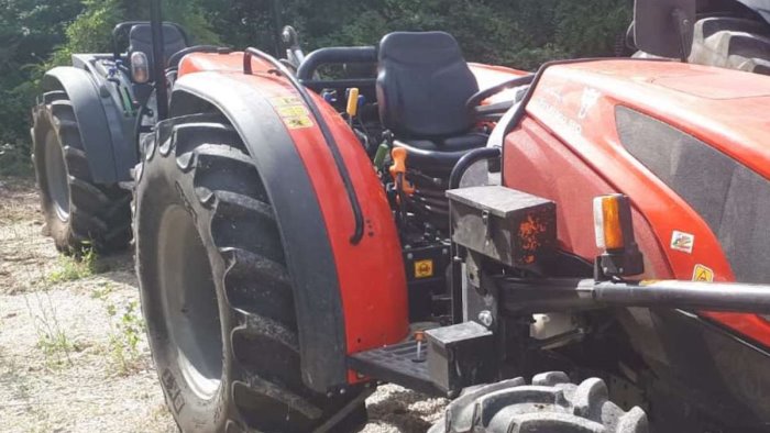 operaio resta incastrato nel trattore mentre sversa letame