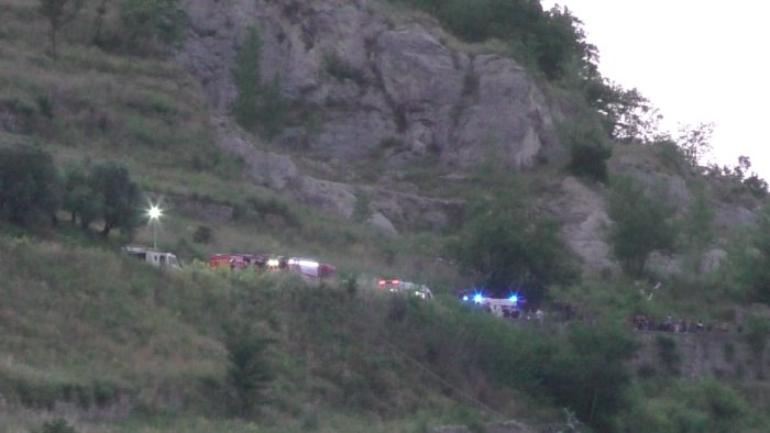 auto in un burrone un morto ed un ferito nel salernitano