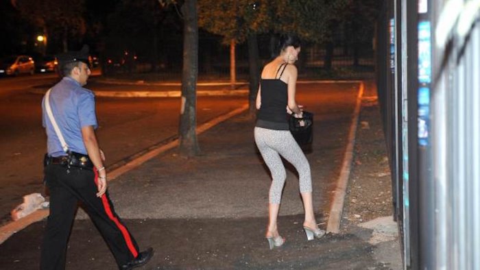 controlli anti prostituzione in litoranea sorprese 2 ragazze