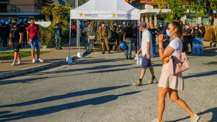 mondragone la bomba sociale e esplosa e qualcuno esulta