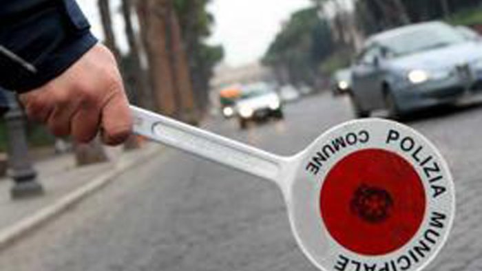 prodotti scaduti in vendita in salumeria multato il titolare