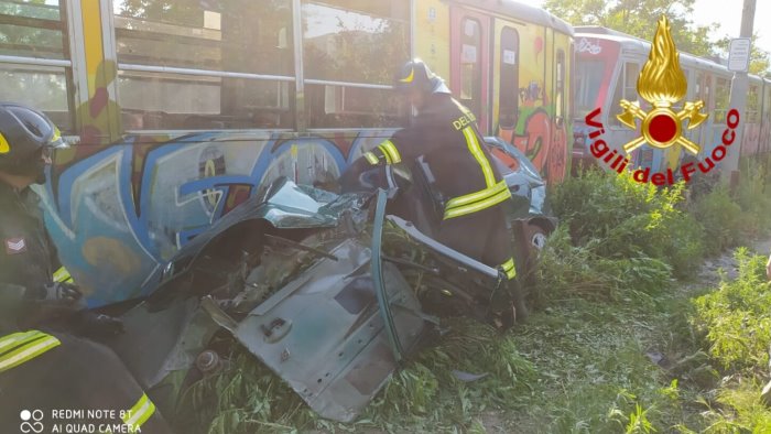 treno travolge un auto 64enne grave in ospedale