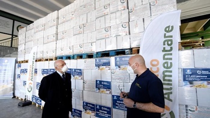 de luca al banco alimentare in arrivo altri 5 milioni di euro