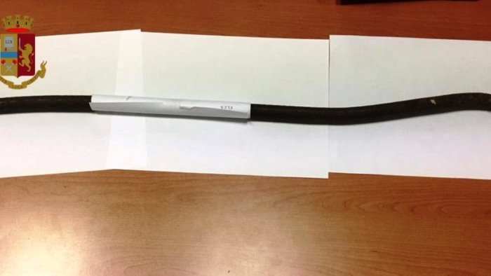 lo minaccia con un asta e lui spara in aria denunciati