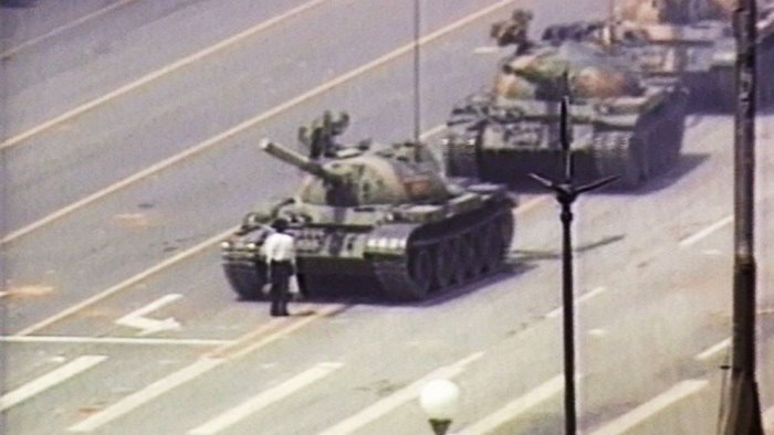 piazza tienanmen e il rivoltoso sconosciuto che fermo i tank