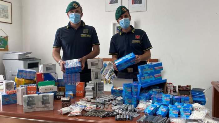 contrabbando maxi sequestro di cartine e filtri per sigarette