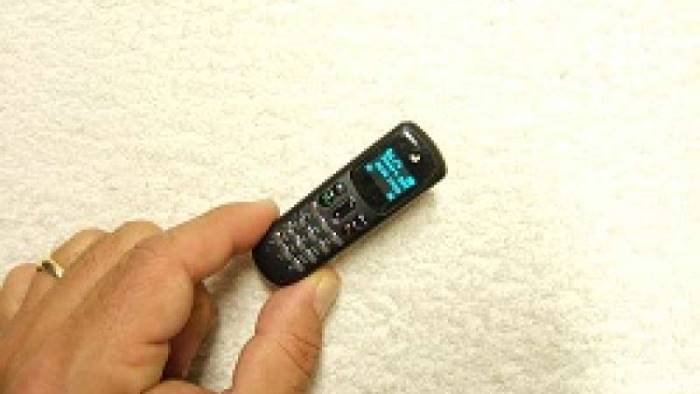 prete beccato in carcere con 9 cellulari nascosti addosso