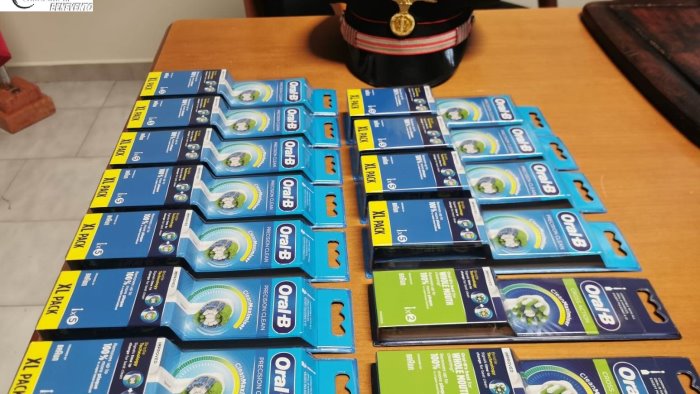 rubano spazzolini e filo interdentale arrestate due donne