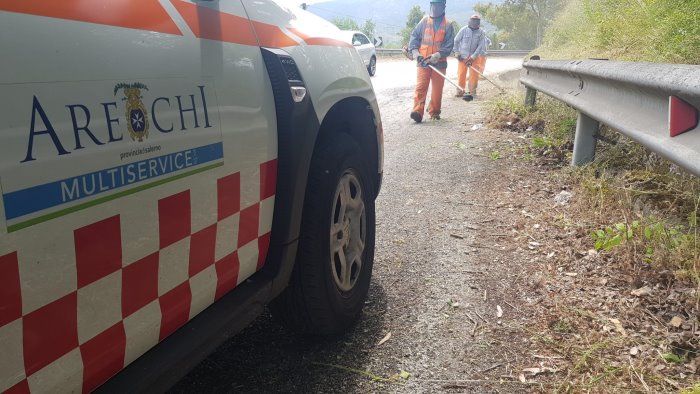 sulla via del mare in corso i lavori di pulizia e taglio e erba