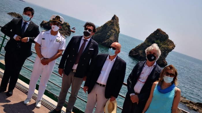 vietri un drone subacqueo per valutare lo stato di salute de i due fratelli