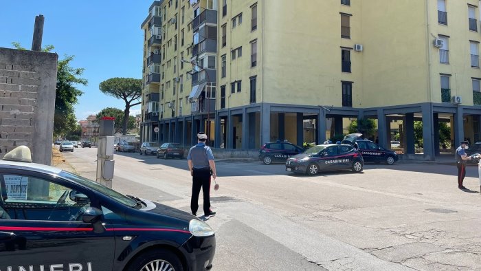 controlli dei carabinieri in corso ad arzano