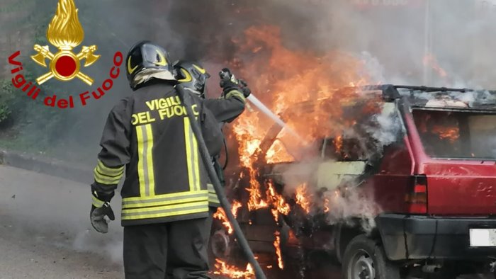 auto in fiamme a montoro in azione i vigili del fuoco paura per il conducente
