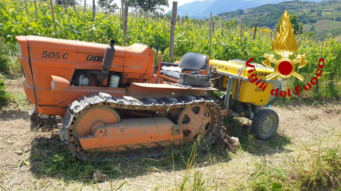 incidente nei campi a santa paolina 60enne incastrato col piede in un cingolo